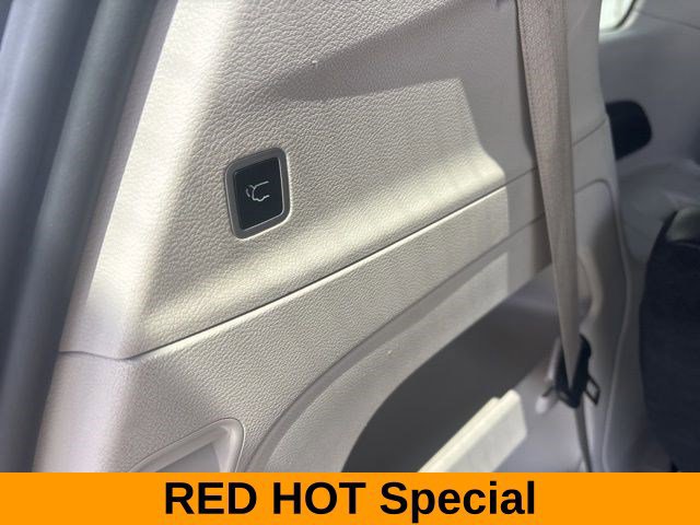 Used 2023 Chrysler Pacifica Touring-L FWD image 35