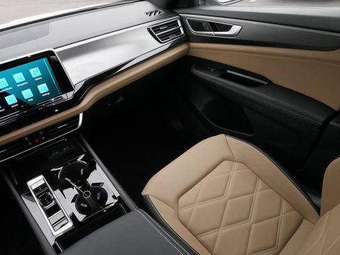 Certified 2025 Volkswagen Atlas Cross Sport SE w/ Panoramic Sunroof Package image 11