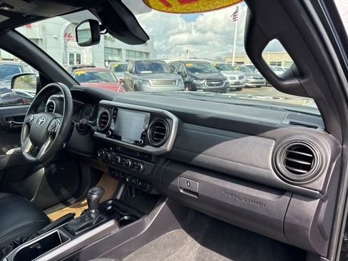 Used 2021 Toyota Tacoma Limited image 27