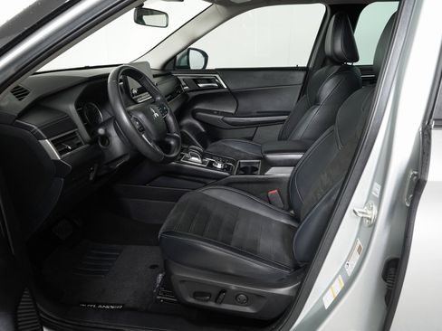 Used 2023 Mitsubishi Outlander SE image 15