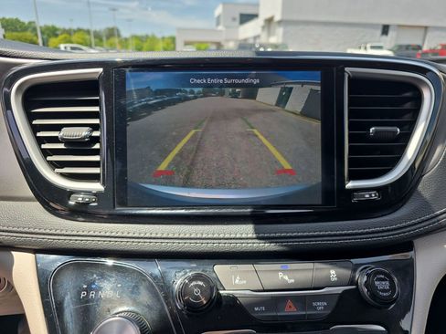 Used 2023 Chrysler Pacifica Touring-L FWD image 26