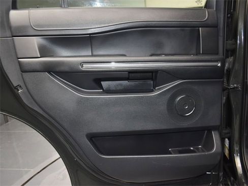 Used 2022 Ford Expedition XLT image 16
