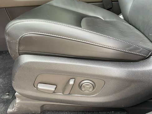 Used 2025 Kia Carnival FWD image 11
