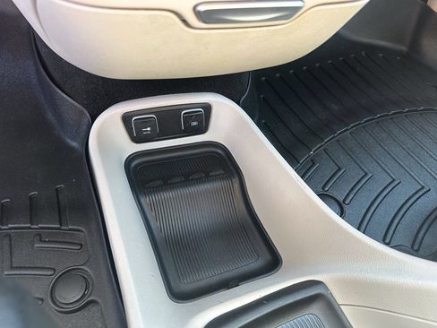 Used 2017 Chrysler Pacifica Touring-L w/ Tire & Wheel Group FWD image 13