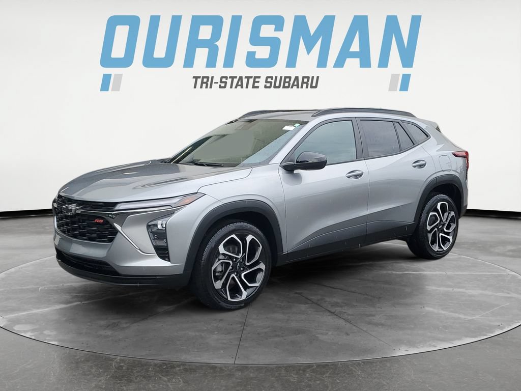 Used 2025 Chevrolet Trax RS w/ Sunroof Package FWD image 2