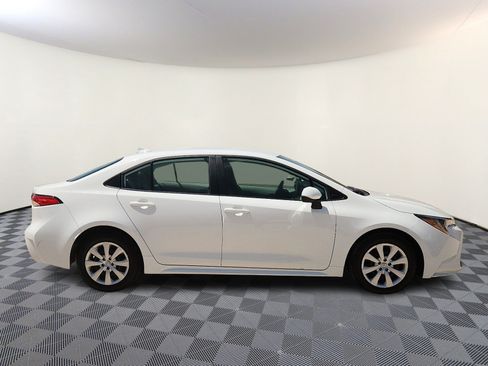 Used 2025 Toyota Corolla LE FWD image 5