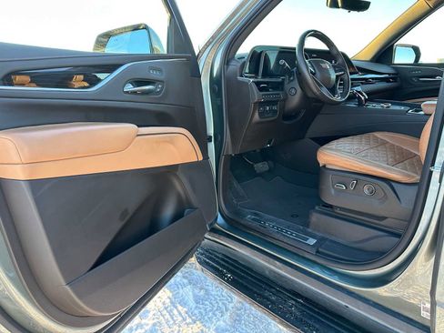 Used 2023 Cadillac Escalade Premium Luxury w/ Performance Package image 21