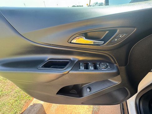 Used 2019 Chevrolet Equinox LT image 12