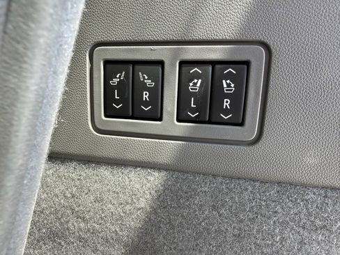 Used 2022 Cadillac XT6 Premium Luxury w/ Technology Package FWD image 12