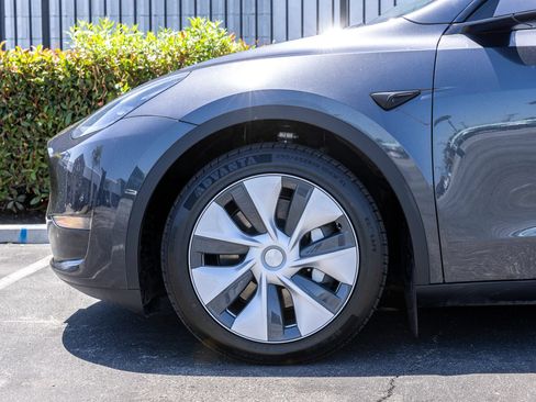 Used 2024 Tesla Model Y Long Range AWD/4WD image 4