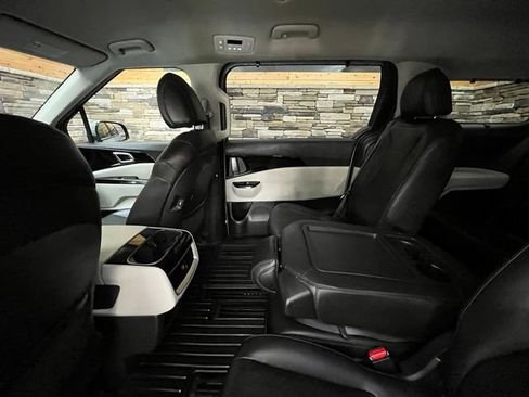 Used 2024 Kia Carnival EX FWD image 32