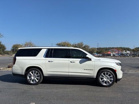 Used 2024 Chevrolet Suburban High Country image 2