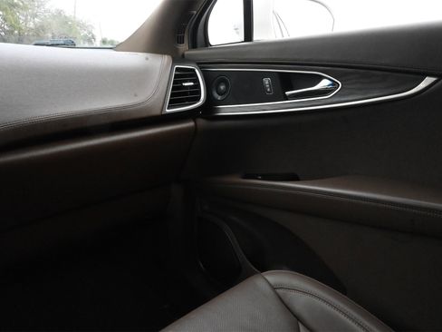 Used 2017 Lincoln MKX Reserve w/ Driver Assistance Package image 8