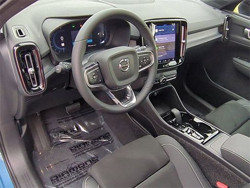 Used 2025 Volvo XC40 B5 Plus image 9