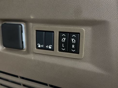 Used 2026 GMC Yukon Denali w/ Sun & Power Step Package AWD/4WD image 15