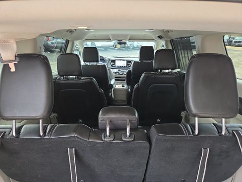 Used 2024 Chrysler Pacifica Touring-L FWD image 19