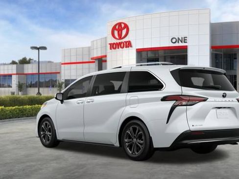 New 2026 Toyota Sienna Platinum image 7