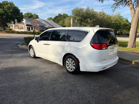 Used 2021 Chrysler Voyager L image 9