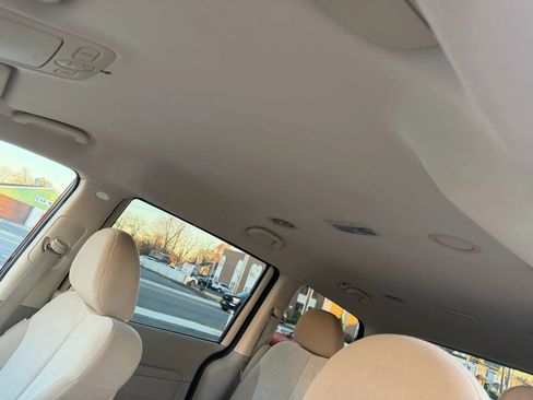 Used 2012 Kia Sedona LX image 22