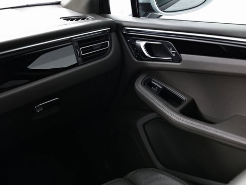 Used 2021 Porsche Macan image 30