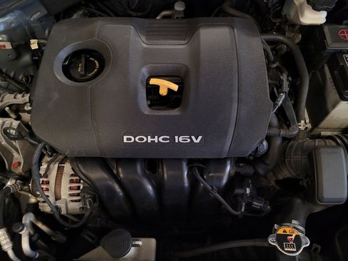 Used 2017 Hyundai Elantra SE image 30