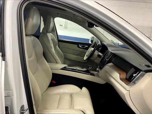 Used 2019 Volvo XC60 T6 Momentum w/ Multimedia Package image 11