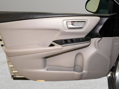 Used 2016 Toyota Camry SE image 10