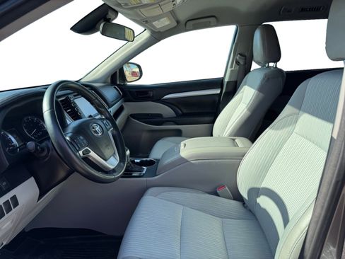 Used 2017 Toyota Highlander Plus image 10