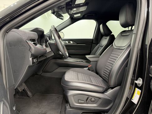 Used 2025 Ford Explorer ST-Line w/ ST-Line Street Pack image 14