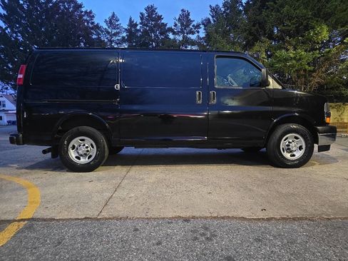 Used 2018 Chevrolet Express 2500 w/ Driver Convenience Package image 15