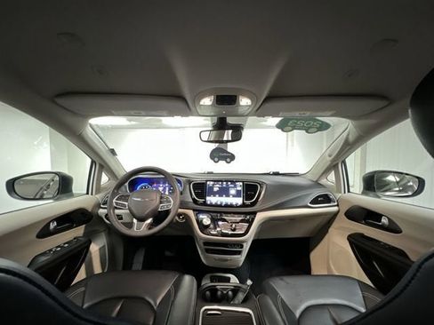 Used 2023 Chrysler Pacifica Touring-L w/ Uconnect Theater Family Group AWD/4WD image 19