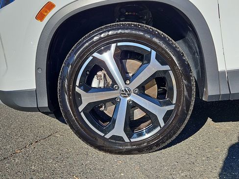 Certified 2025 Volkswagen Tiguan SE image 10