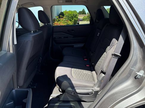 Used 2025 Nissan Pathfinder SV FWD image 28