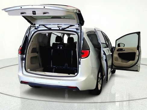 Used 2024 Chrysler Pacifica Touring-L FWD image 11