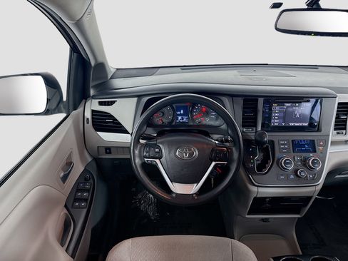 Used 2017 Toyota Sienna LE FWD image 17