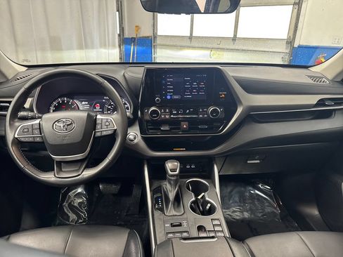 Used 2023 Toyota Highlander XLE AWD/4WD image 12
