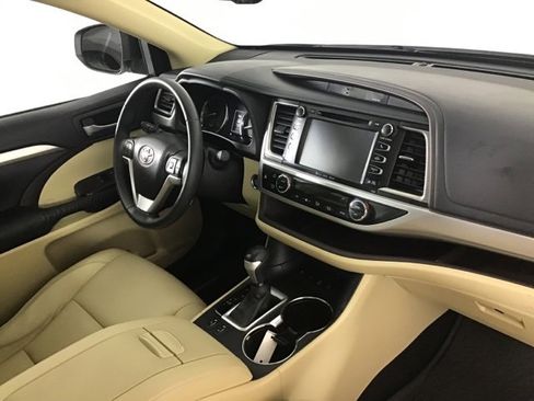 Used 2016 Toyota Highlander XLE image 24