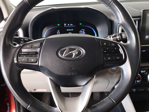 Used 2025 Hyundai Venue SEL FWD image 3