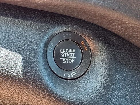 Used 2019 Jeep Cherokee Latitude Plus w/ Cold Weather Group AWD/4WD image 21