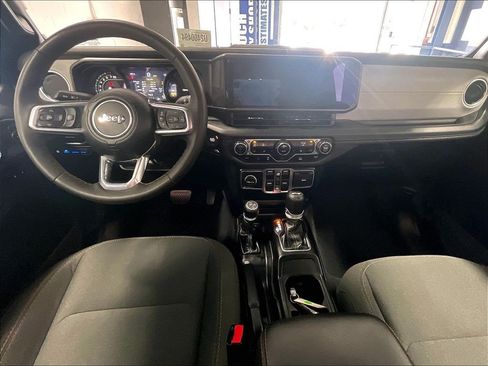Used 2024 Jeep Wrangler Unlimited Sahara AWD/4WD image 21