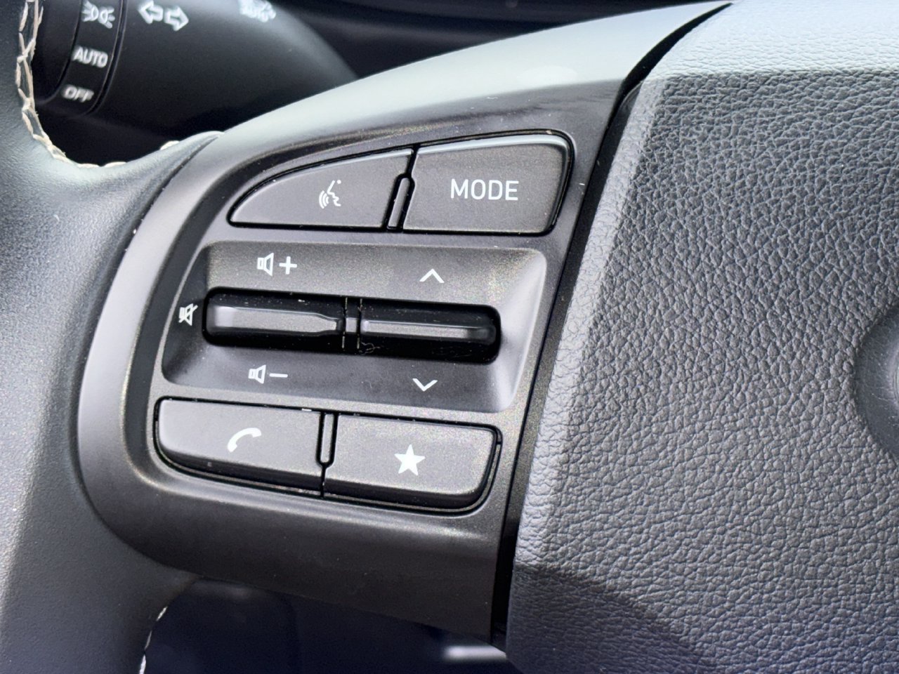 Used 2025 Hyundai Venue Limited FWD image 11