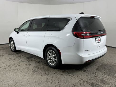 Used 2024 Chrysler Pacifica Touring-L FWD image 5