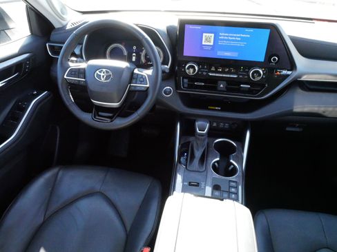 New 2024 Toyota Highlander Limited image 9