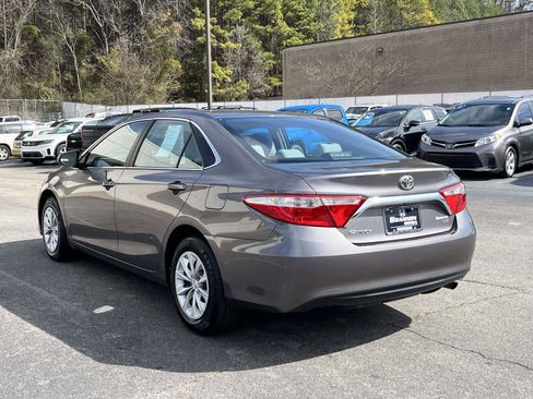 Used 2017 Toyota Camry LE image 5