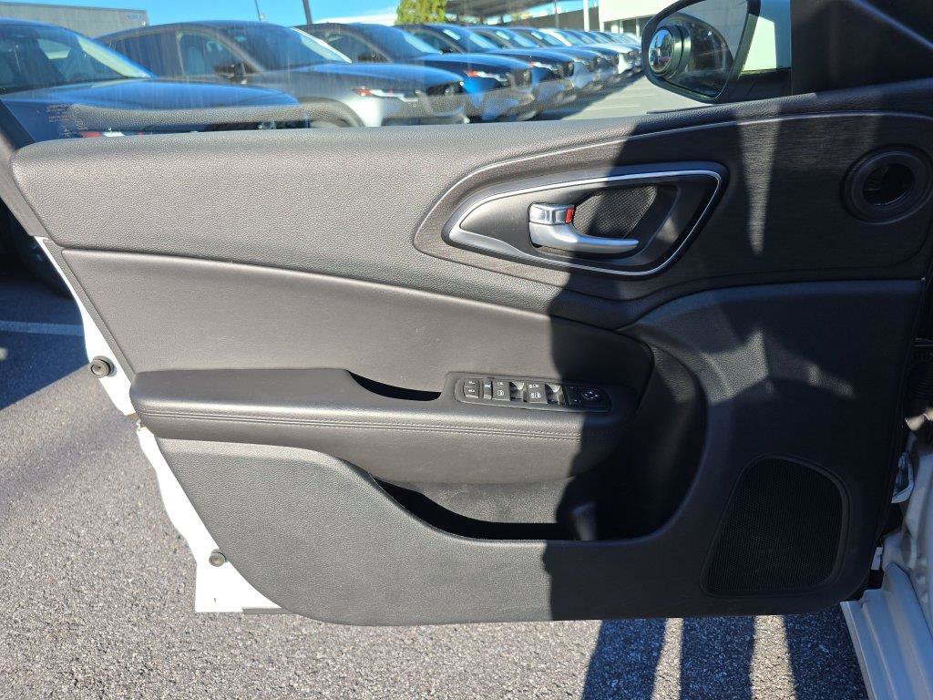 Used 2017 Chrysler 200 Limited Platinum FWD image 18