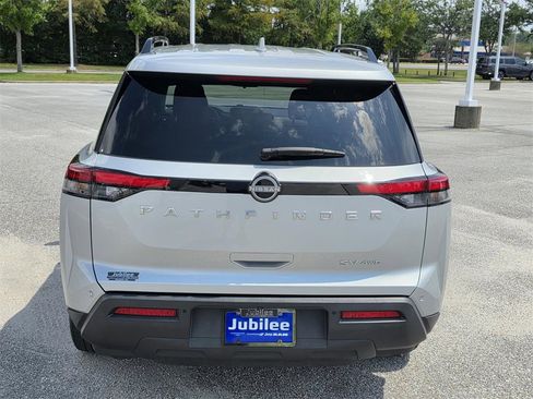 Used 2022 Nissan Pathfinder SV image 3
