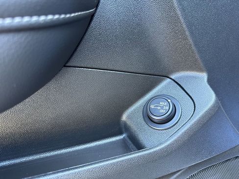 Used 2023 GMC Terrain SLT image 16