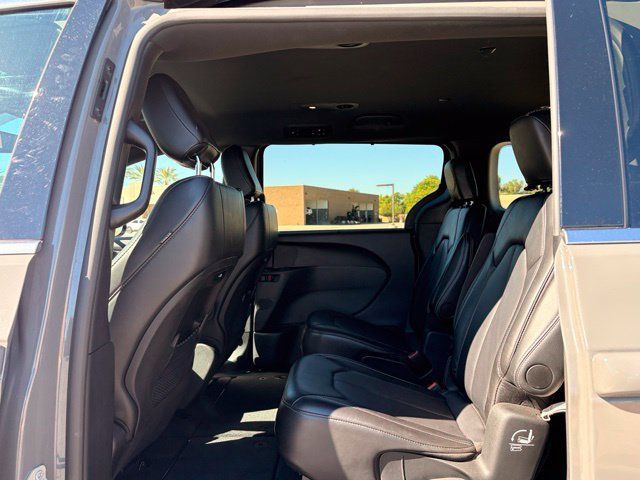 Certified 2025 Chrysler Pacifica Select FWD image 16