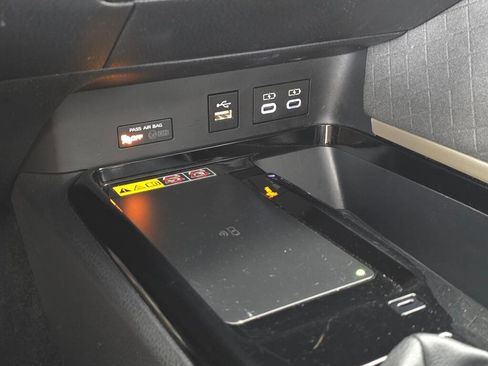 Used 2025 Toyota Camry XLE FWD image 35