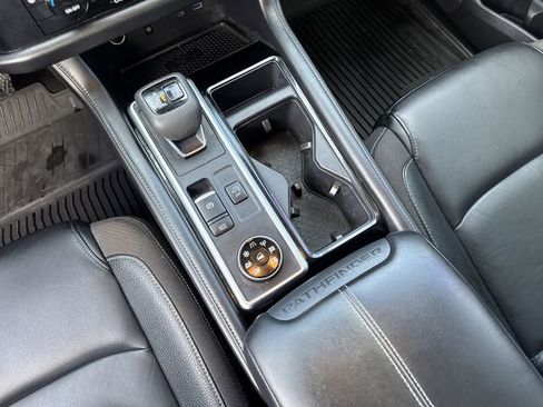 Used 2024 Nissan Pathfinder SL w/ Black Appearance Package image 16